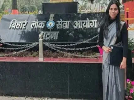 Tripti brings glory to West Singhbhum: Achieves 40th rank in BPSC, family celebrates