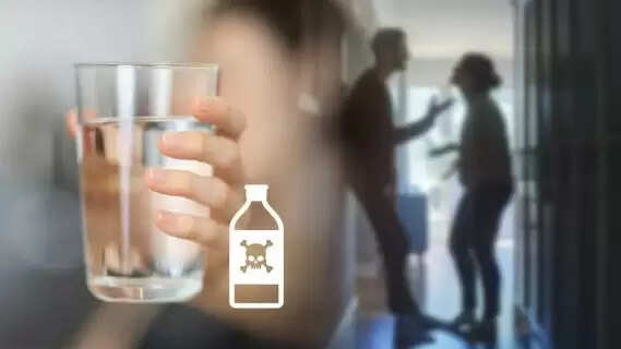 Husbands are scared now! Wife caught with lover in the house, when husband asked for water, she mixed poison in his mouth