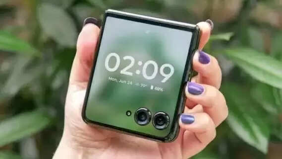 Foldable Powerhouse Gets a Major Price Cut: Motorola Razr 50 Ultra Now Available for ₹69,990