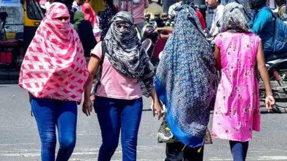 Delhi Weather Today: The capital Delhi is set to swelter, with heatwave conditions expected to continue for the next several days, with temperatures expected to reach 41 degrees Celsius.