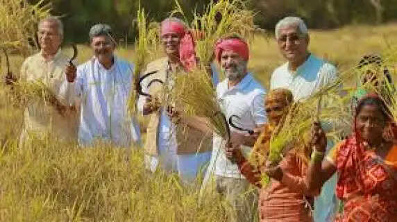 Courtroom to Mandi: Chhattisgarh Farmer Celebrates Legal Win with a Brass Band to Sell Paddy