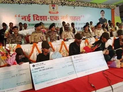 Hardcore Naxalites Lay Down Arms Before DGP Tadasha Mishra in Jharkhand's Biggest Collective Surrender