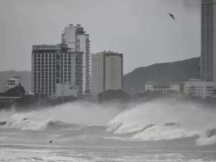Destructive Typhoon Kalmaegi Heads for Vietnam After Philippines Declares Emergency