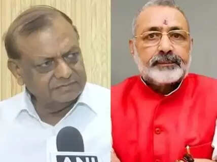 SP MP blames burning of dead bodies and Holika Dahan for pollution, Giriraj gets angry