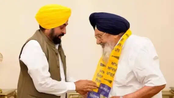 Political Shift in Punjab: Former Akali Stalwart Rajmahinder Singh Majitha Joins Aam Aadmi Party