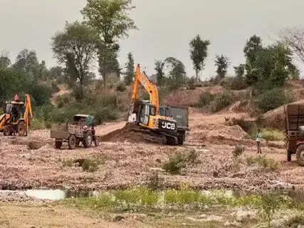 Unafraid gravel mafia in Dungarpur, illegal mining from the Moran River throughout the night, questions the silence of the administration