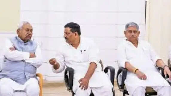 Bihar Politics : Notice Issued to Disqualify MP Girdhari Yadav, Dileshwar Kamait Approaches Lok Sabha Speaker