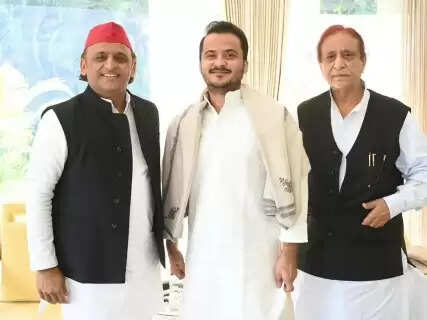 Amidst Political Buzz, Azam Khan Holds Key Meeting with Akhilesh Yadav in Lucknow