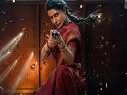 Samantha's action comedy Maa Inti Bangaaram rocked the box office with its second day earnings, giving competition to Cocktail 2