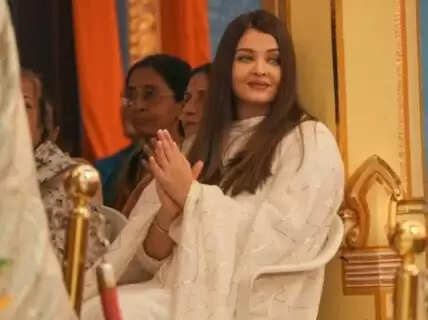 Bollywood Star Aishwarya Rai Wins Hearts By Seeking Blessings From PM Modi At Sathya Sai Baba 100th Birthday Bash