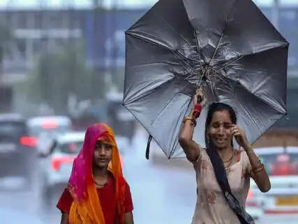 IMD Issues Critical Orange Alert for Heavy Rain and Lightning Across 6 Districts as Dark Clouds Swirl Over Patna