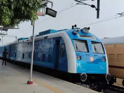 The hydrogen train returned to Jind from Shakur Basti after maintenance and will now depart for Sonipat from platform number 3