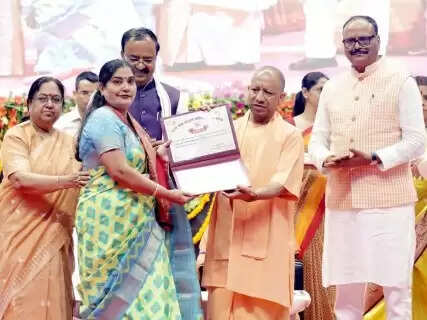 Yogi Adityanath Announces Pay Hike and Smartphones for Anganwadi Workers