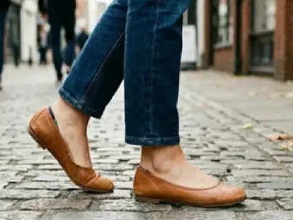 Do you wear perfectly flat slippers all day? Causing harm to the arches of your feet might lead to the pain.