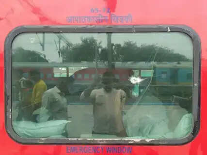 Terror on Tracks: AC Coach of Dehradun-Varanasi Janata Express Stoned Near Bachhrawan, Glass Shattered