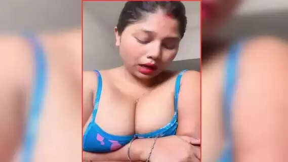 Desi Bhabhi Latest Trending Sexy Video: Desi Bhabhi recorded the video wearing only a bra, fans went crazy after seeing her curvy figure