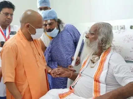 CM Yogi Adityanath Visits Medanta Hospital: Prays for Speedy Recovery of Mahant Nritya Gopal Das