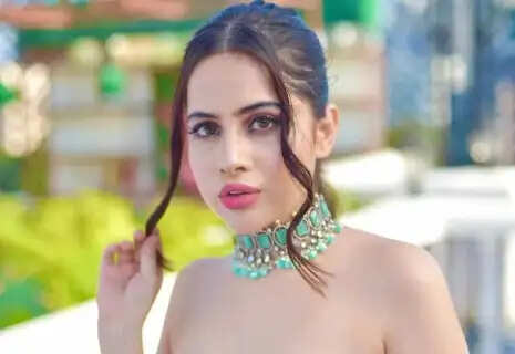 Uorfi Javed Stuns in All-Purple Backless Frill Dress; Viral Video Wins Social Media Praise