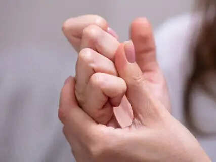 Doctors Reveal the Hidden Impact of Joint Cracking on Your Bones and Grip Strength