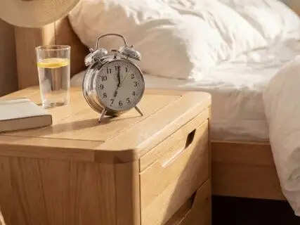 Do you keep a glass of water by your bed? What do these habits mean