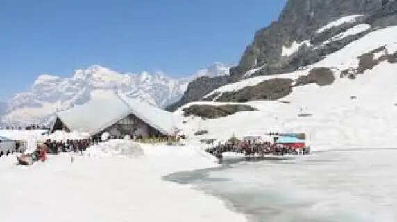 Uttarakhand Shivers 5 Feet of Snow Buries Badrinath and Hemkund Sahib