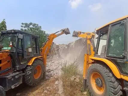 Bulldozer Justice in Dhanbad: BCCL Razes 16 Illegal Homes in Land-Subsidence Hotspot