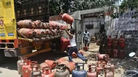 Surat’s Textile Crisis: Migrant Workers Flee as LPG Prices Hit ₹500/kg Amid Iran-Israel War
