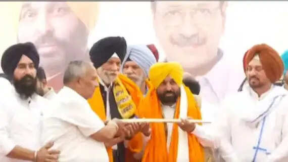 Punjab Political Shake-up: Veteran Akali Dal Leader and Former Minister Surjit Singh Rakhra Joins Aam Aadmi Party in Major Blow to SAD