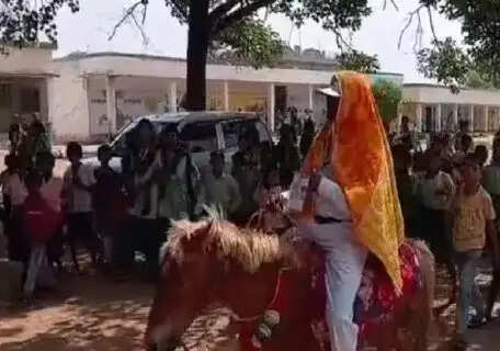 Teacher in Jharkhand is carrying out the census on horseback to the beat of their own drummer