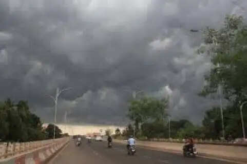 UP Weather Alert: Sudden Rain, Hailstorms, and Thunderstorms Predicted for Next 72 Hours
