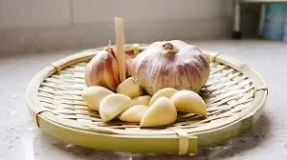 Cooking Hacks : Why You Should Be Microwaving Your Garlic Before Peeling