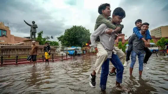 Monsoon Revival: IMD Issues Red and Orange Alerts for Maharashtra; Heavy Rains Lash Uttar Pradesh